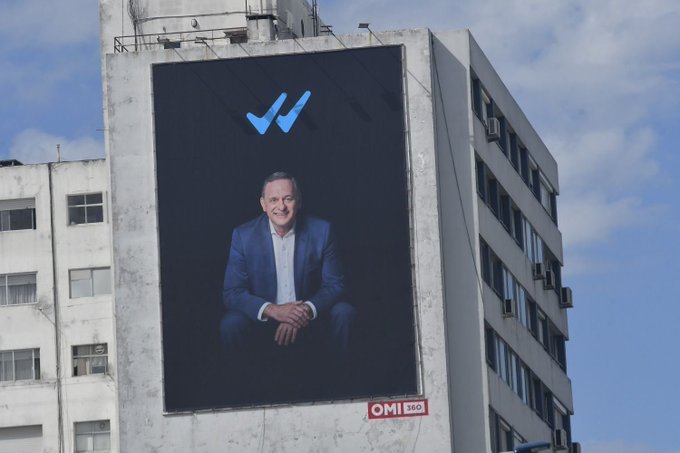 LuisEsMiSombra's tweet image. El gobierno te empapela un edificio con un tipo cagando pero levanta la voz cuando unos perejiles hacen pintadas.
#Hechos