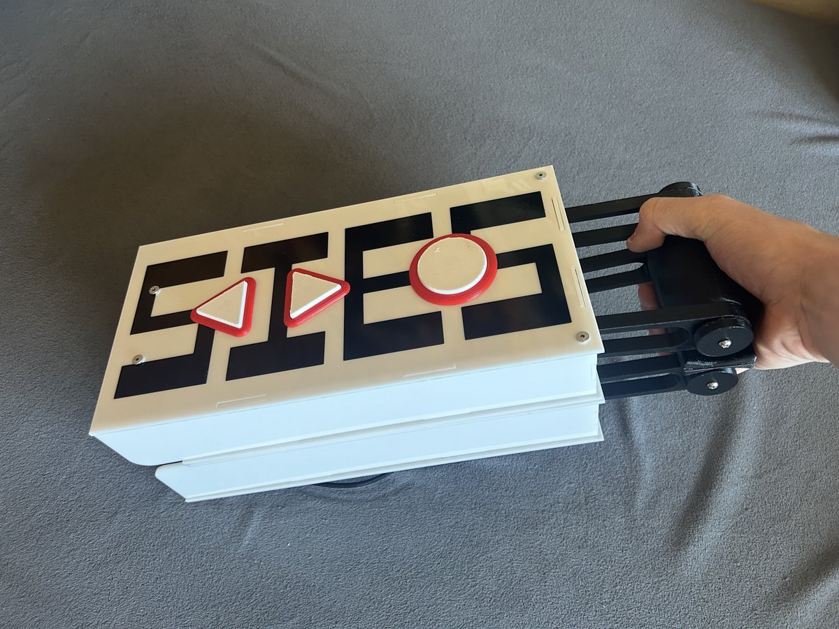 IanMurray2232's tweet photo. Presenting the Folding Footsies Fightstick: a two-player transportable fightstick made exclusively for @HiFightTH's game 'Footsies'! https://t.co/9PWZazatnu