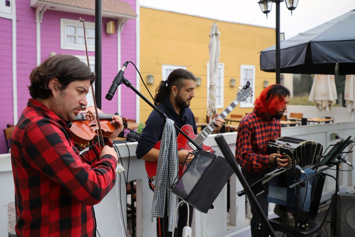 Tocatas porteñas: la innovadora alianza que se empieza a tomar la bohemia en Valparaíso. Diferentes locales emblemáticos del comercio nocturno de Valparaíso apostaron al trabajo colaborativo con músicos y agrupaciones artísticas porteñas. Seis locales nocturnos y más de 30…