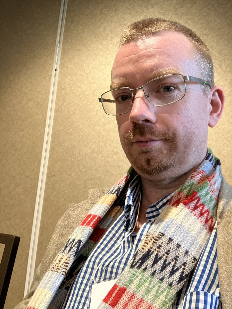 Hate selfies, but for work purposes - if you’re at #shax2024 and would like to talk about publishing in Shakespeare Bulletin, this is what I look like - come talk to me! @ShaxBull
