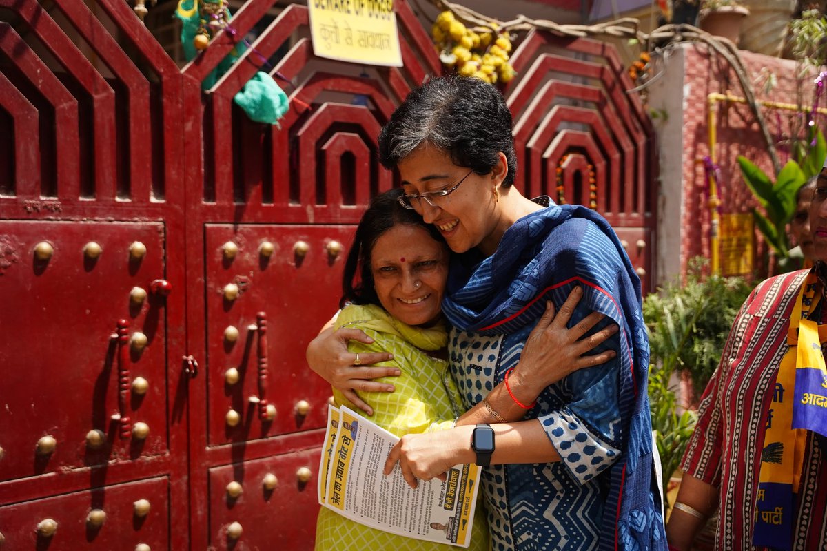 Delhi Cabinet minister #Atishi, along with South Delhi #LokSabha candidate #SahiramPahalwan went on a door-to-door campaign program for the upcoming LS polls at Govindpuri Extension, Kalkaji, under ‘Jail ka Jawab Vote se’ initiative