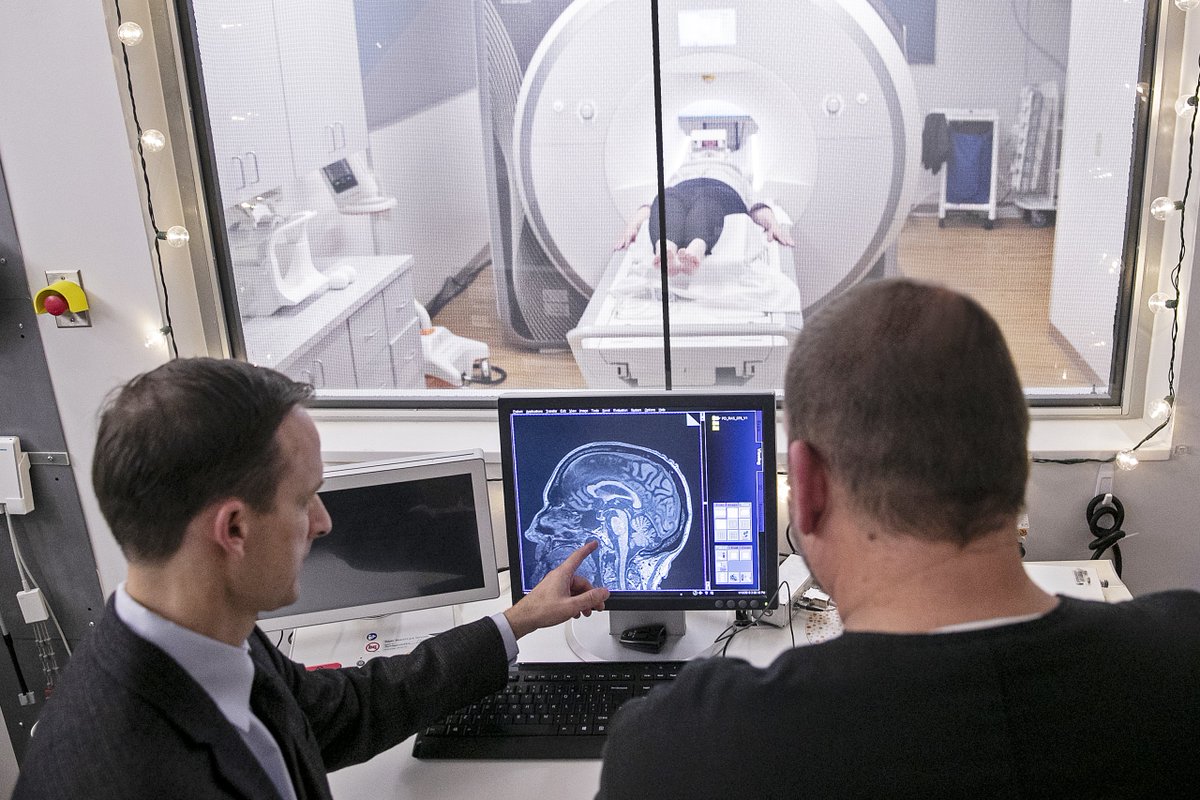 On @WUFTNews podcast, @UF's @drjessedesimone explains @alzassociation study suggesting link b/w abnormal amyloid blood levels & brain-microstructure changes on free-water MRI. Findings could yield new method for earlier Alzheimer’s detection. Listen here: wuft.org/podcast/the-po…