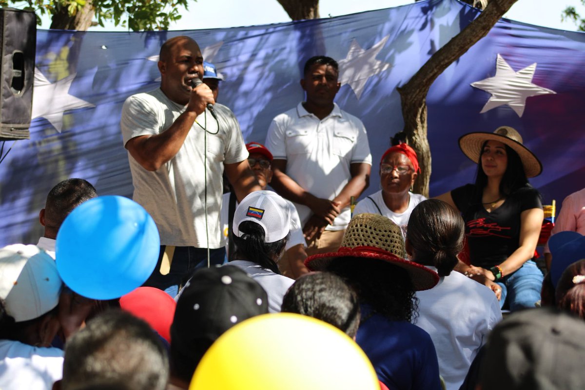 Nuestro Barlovento ❤️🪘

Continuamos en el municipio Brion conversando con nuestras comuneras y nuestros comuneros sobre la campaña de la consulta popular Venezuela 2024

#RebeldiaAntiImperialista 
#ConsultaPopularVenezuela2024

<a href="/NicolasMaduro/">Nicolás Maduro</a> <a href="/HectoRodriguez/">Héctor Rodríguez C.</a>