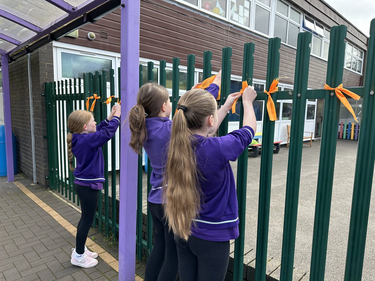 StAlbans_Sch's tweet photo. Year 6 began our Day of Action by writing messages of welcome on orange ribbon and tying them to the fence to show that everyone is welcome at St Alban’s. #Year6  #MissP #WelcomeAStranger #AsylumMatters @BrumSchOfSanc @BCPP_ @BhamDES https://t.co/ABg87EcLQu