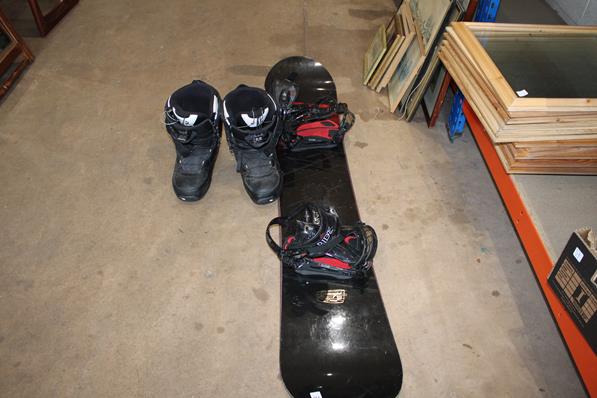 Available this Friday 12th April. Auction starts at 6pm.

Snowboard and Boots.

#snowboard #snowboarding #wintersports