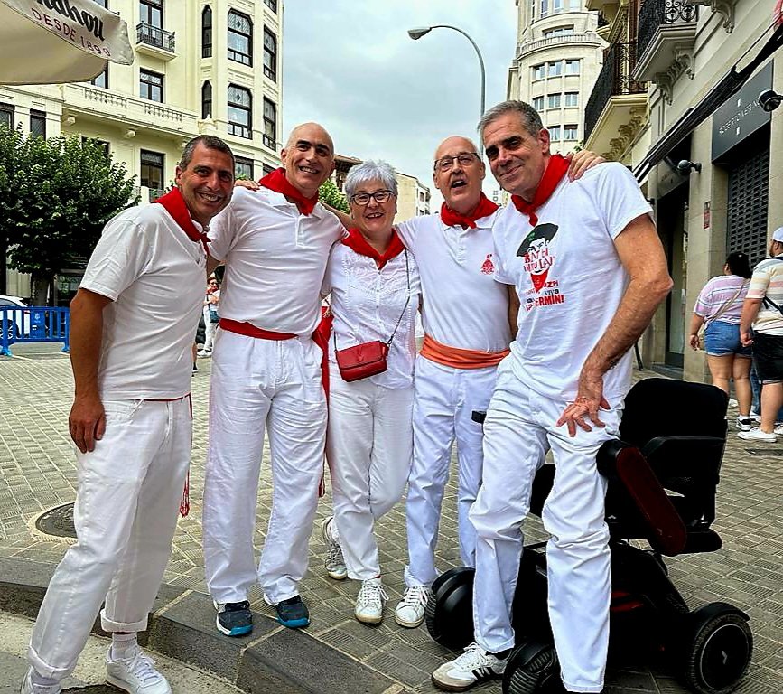 j_arconada's tweet photo. Nos dio mucha alegría ver a Iñaki el 6 de julio pasado y sacarnos la foto pero nos da mucha pena no poder repetirla este año. D.E.P. https://t.co/kccKVRFHrb