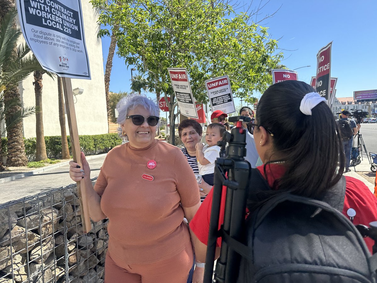 📍 UNION TOWN Hospitality workers picketing @VirginHotelsLV 🗣️ Who makes the food? 👨🏿‍🍳 We make the food! 🍽️ Who serves the food? 👤 We serve the food! #OneJobShouldBeEnough #ContractNOW