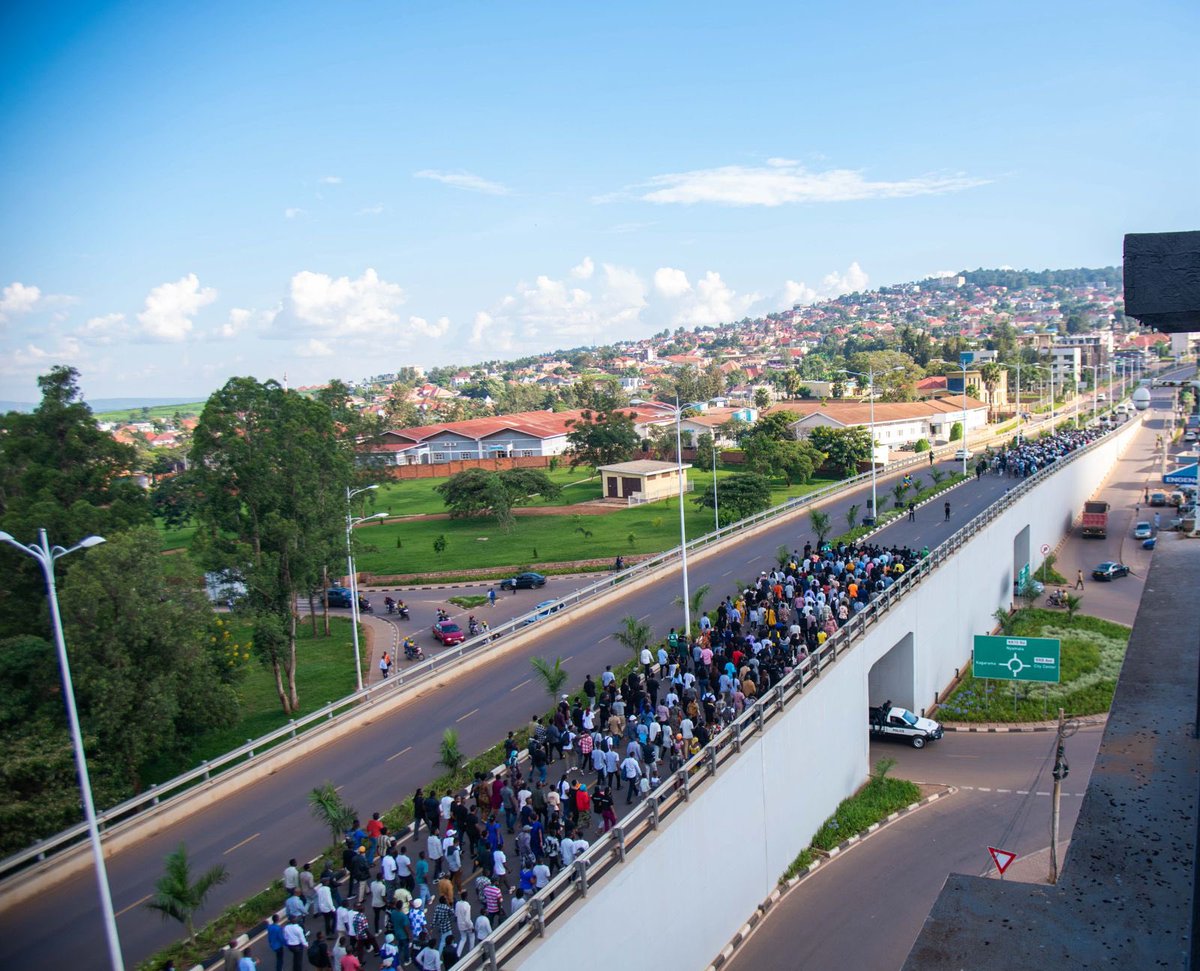 Babyeyi, Bavandimwe, Bana, rungano, Nshuti muruhukiye @NyanzaMemorial, Twaje kubibuka no kuzirikana ubupfura n’ineza yanyu, tubizeza ko bitazongera. Mu kwibuka Twiyubaka, ubu Umujyi mwavukijwe uragendwa, urakeye kandi uratekanye. Turibuka Twiyubaka. #Kwibuka30