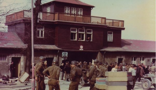 11 April 1945 | American forces liberated the #Buchenwald concentration camp. Among liberated prisoners were those evacuated from #Auschwitz. Between 1937-45 the Germans imprisoned in this camp almost 280,000 people. Over 56,000 of them were killed. buchenwald.de/en/geschichte/…