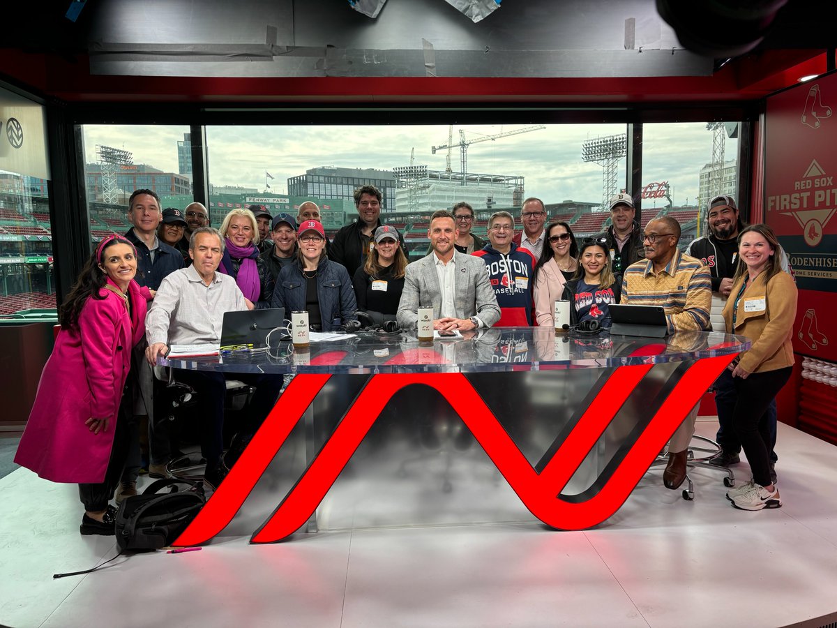 Thanks to @NESN for hosting some of our EMBA students, faculty, and alumni at Fenway Park. They saw BP, toured the Green Monster, and visited the NESN booth. Thanks to @TomCaron, @middlebrooks, and Sox legend Jim Rice for letting us crash their pre-game prep.