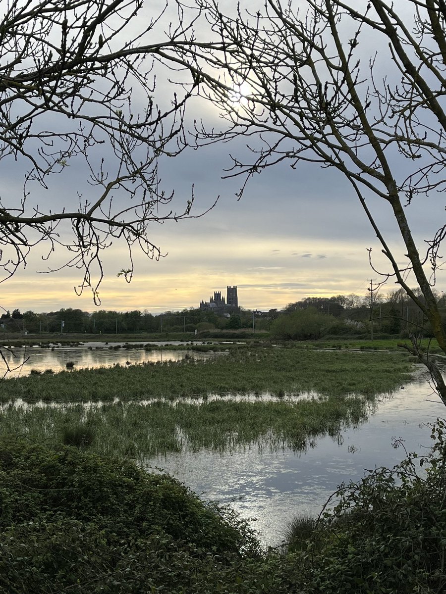 My daughter’s rowing club have a pretty elastic interpretation of ‘6pm’. But at least I can use the hanging about time to enjoy this view.