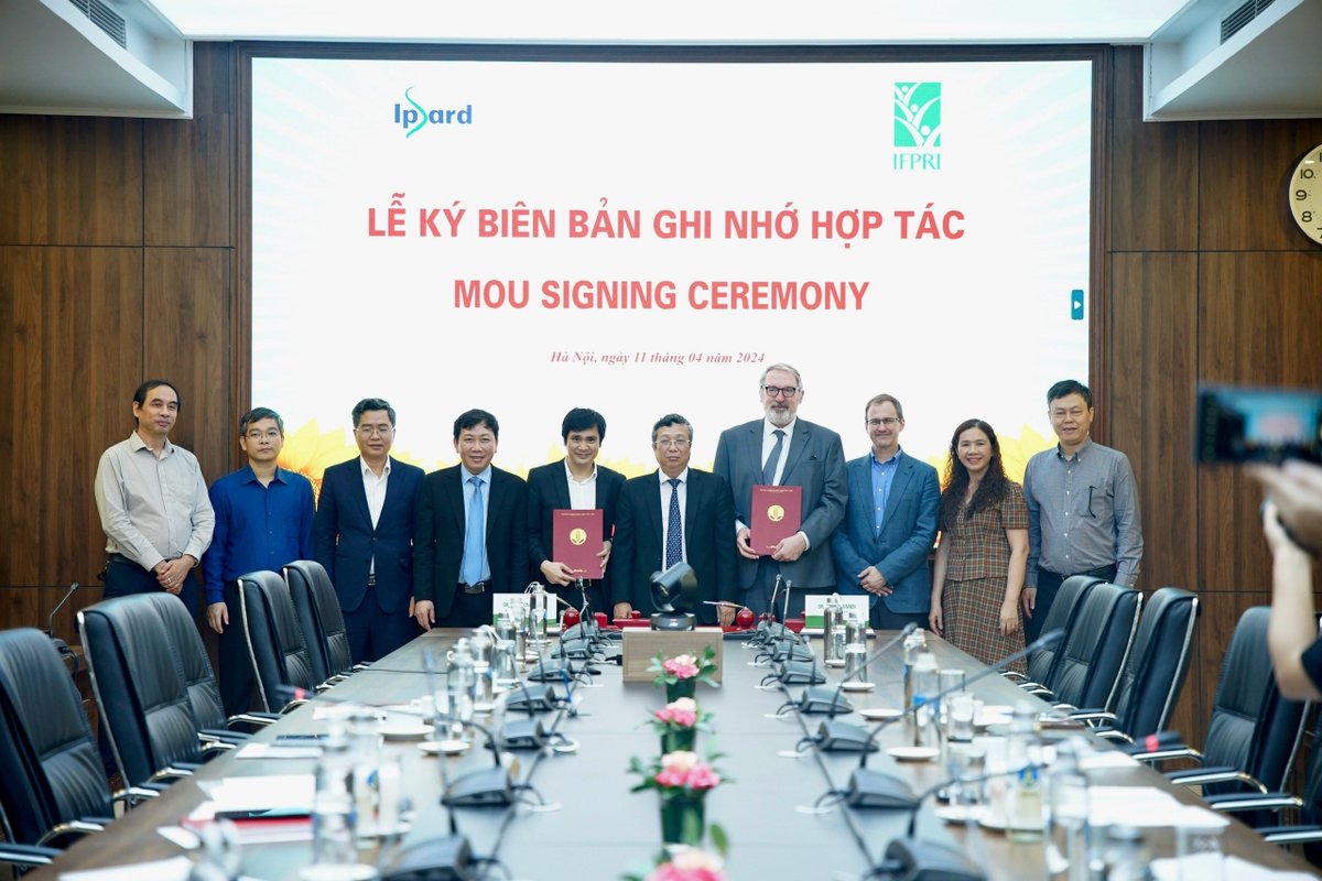 IFPRI and #IPSARD signed a MoU today in Hanoi. “By combining our efforts, we can foster innovation, build resilience, and drive positive change for the benefit of #Vietnam’s most vulnerable populations.,” said @Jo_Swinnen. Read more: ow.ly/liCN50Re6Zi @CGIAR @IFPRISAO