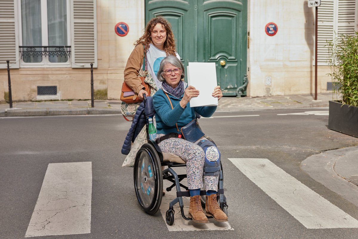 Mercredi 10 avril, Caroline Brandicourt, porte-parole de Soulager mais pas tuer, portait 33 000 signatures à l'Elysée, remises officiellement pour demander de ne pas légaliser en faveur du suicide assisté et de l'#euthanasie. #soulagermaispastuer