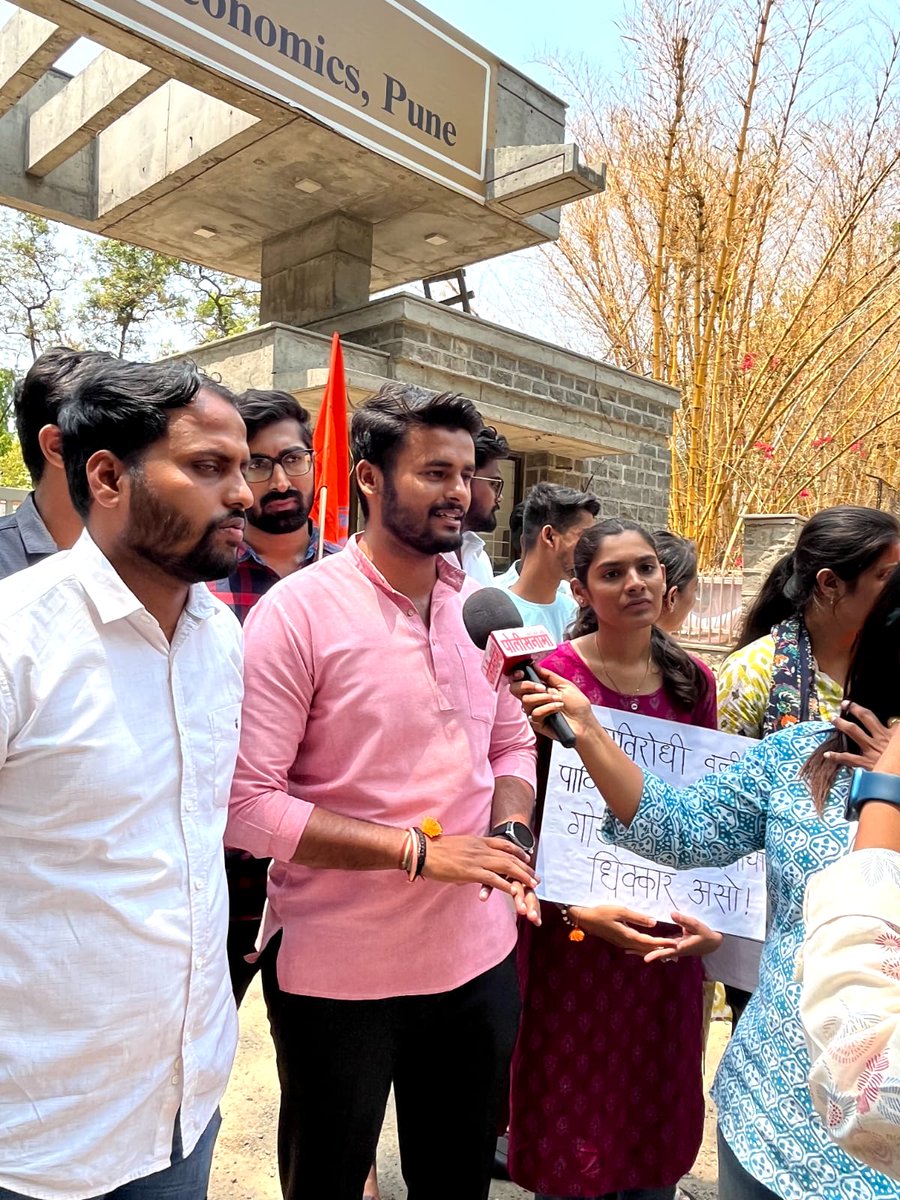 AbvpPaschimMaha's tweet photo. लोकशाहीची निंदा करणारा व नोटा या पर्यायाची प्रसिद्धी करणारा मजकूर असलेले पोस्टर विरोधामध्ये गोखले इन्स्टिट्यूट च्या प्रशासनाविरुद्ध अभाविपकडून आंदोलन करण्यात आले.
#savedemocracyfromleft #Democracy https://t.co/p5YsZSQEhq