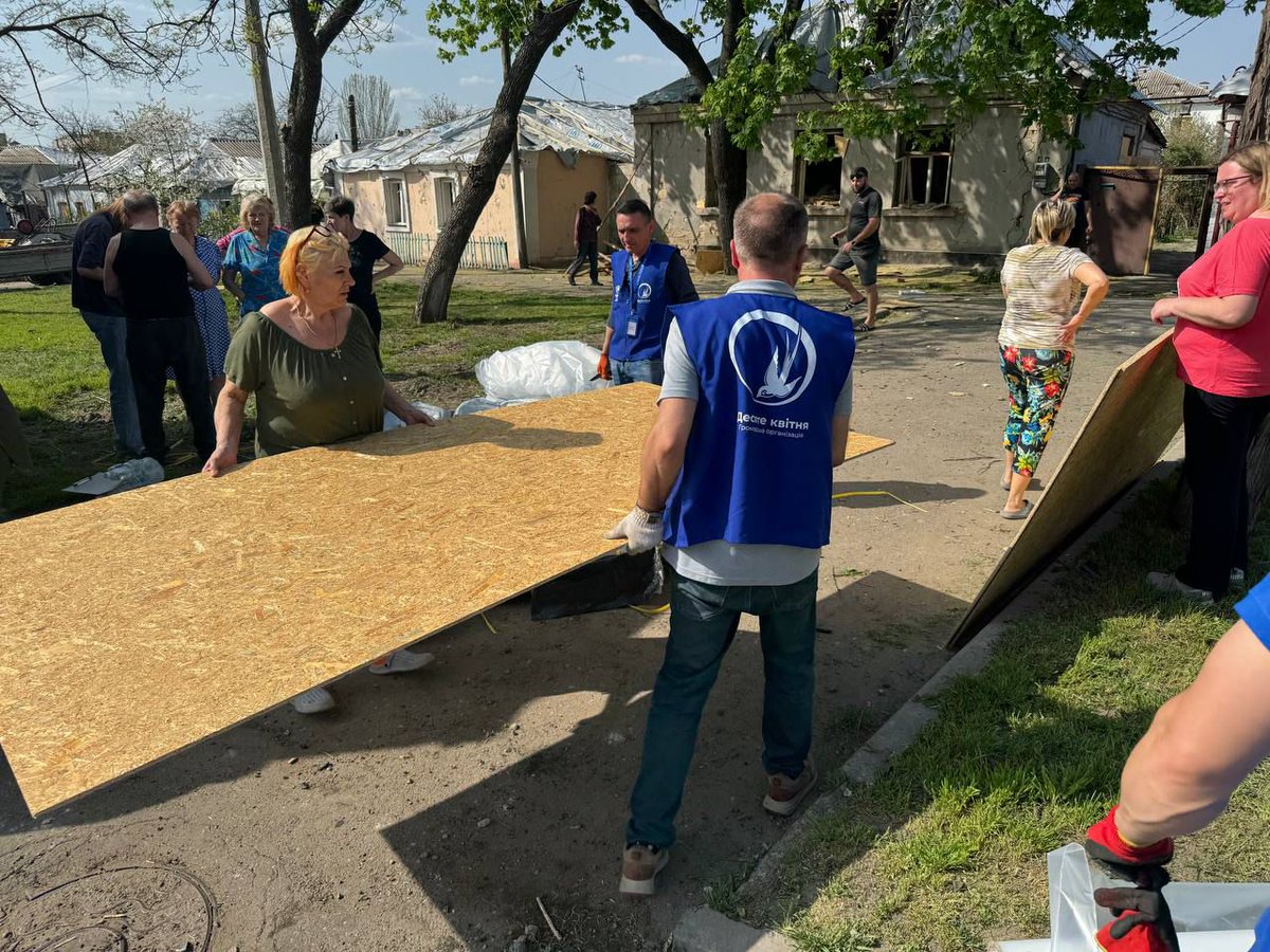 Deadly attacks across #Ukraine continue to impact families daily. Today in📍#Mykolaiv, this tragic pattern resulted in more civilian deaths and injuries, with homes damaged and destroyed. Aid workers are on the ground providing support to families. Civilians are #NotATarget!