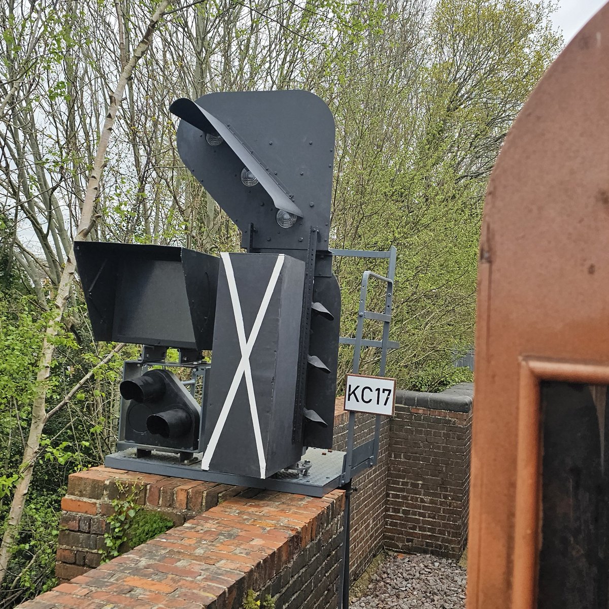 👀 A sign of the future at East Grinstead... 🚦 Signal KC17 will be controlled by Kingscote Signal Box and give access to the Bluebell Railway Platform and the Mainline Platforms, which are controlled by Oxted Signal Box. #railwayfamily #railway #trains