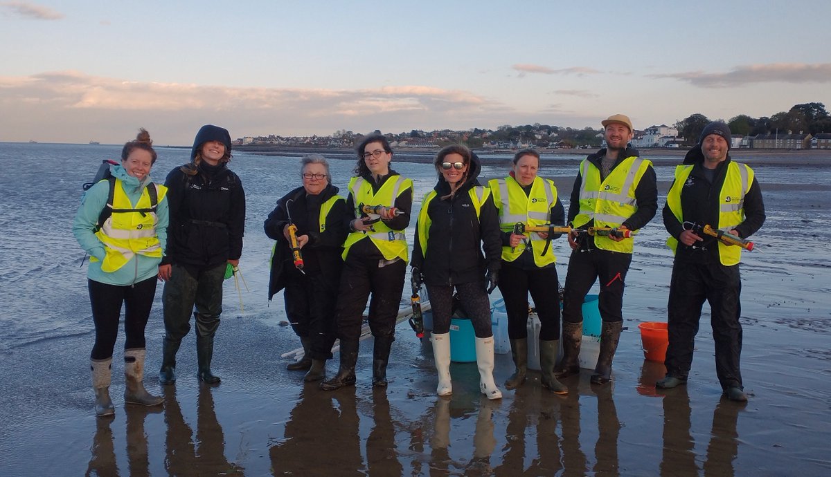 How the wind blew! But undeterred, our wonderful #SolentSeagrassChampions put in a great shift, planting seagrass seed for our #SolentSeagrassRestoration project at Seaview, IoW on Tuesday - and the sun shone for us! @BoskalisWessie @FFoundation09 @UoPMarineBiol @iowdistillery