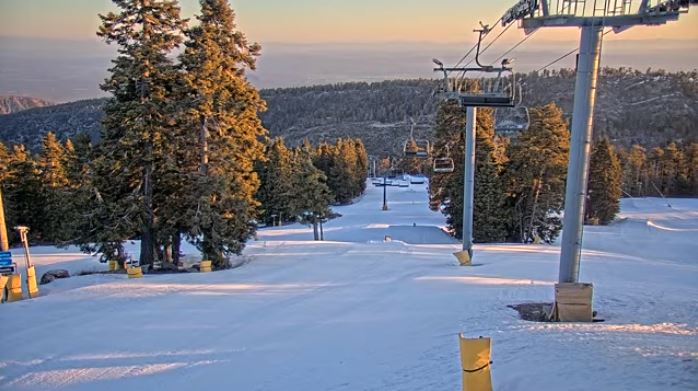 Experience Spring skiing at its finest. Conditions are sunny and warm today with highs in the mid 60s and light, NE breezes. Please be sure to wear your sunscreen. 100% of the West Resort is open with terrain for every level of skier and snowboarder. mthigh.com/site/trails-an…