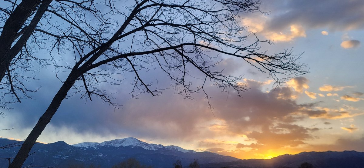 Beautiful day to you all from Colorful Colorado with love ❤️ 
#beautiful #sky over #PikesPeak at #sunset in #ColoradoSprings #Colorado 
#NaturePhotography