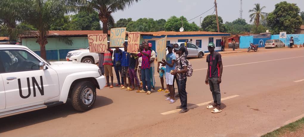 La RDC ont déjà chassé la #MONUSCO, le Mali a dit adieu à la #MINUSMA il y a un an. Centrafricains, soyons plus actifs dans l'opposition à la #MINUSCA si nous voulons arrêter de sponsoriser les bandits avec des armes. Cette action traditionnelle a eu lieu aujourd'hui à #Bangui