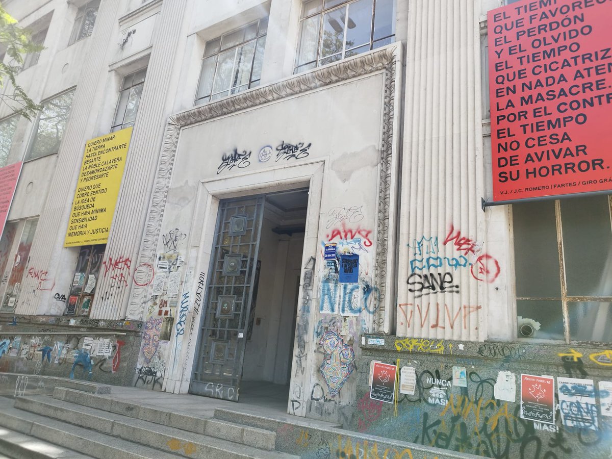 proximafrase's tweet photo. El problema de los graffitis es más profundo, es el de un sistemático desprecio a la belleza.
Basta ver, por ejemplo, la Facultad de Artes como síntoma, institución que se supone debería ser heredera del Círculo de Bellas Artes.
Existen en Uruguay los enemigos de la belleza 👇 https://t.co/SailLoxO7r