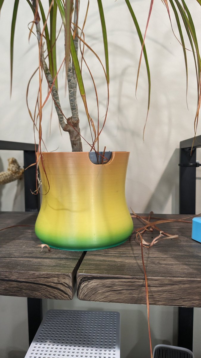 Dear #3Dprinting community. Does anyone know who made this awesome 2 part flower pot? I need to make a larger one for this little guy and I can't file the file