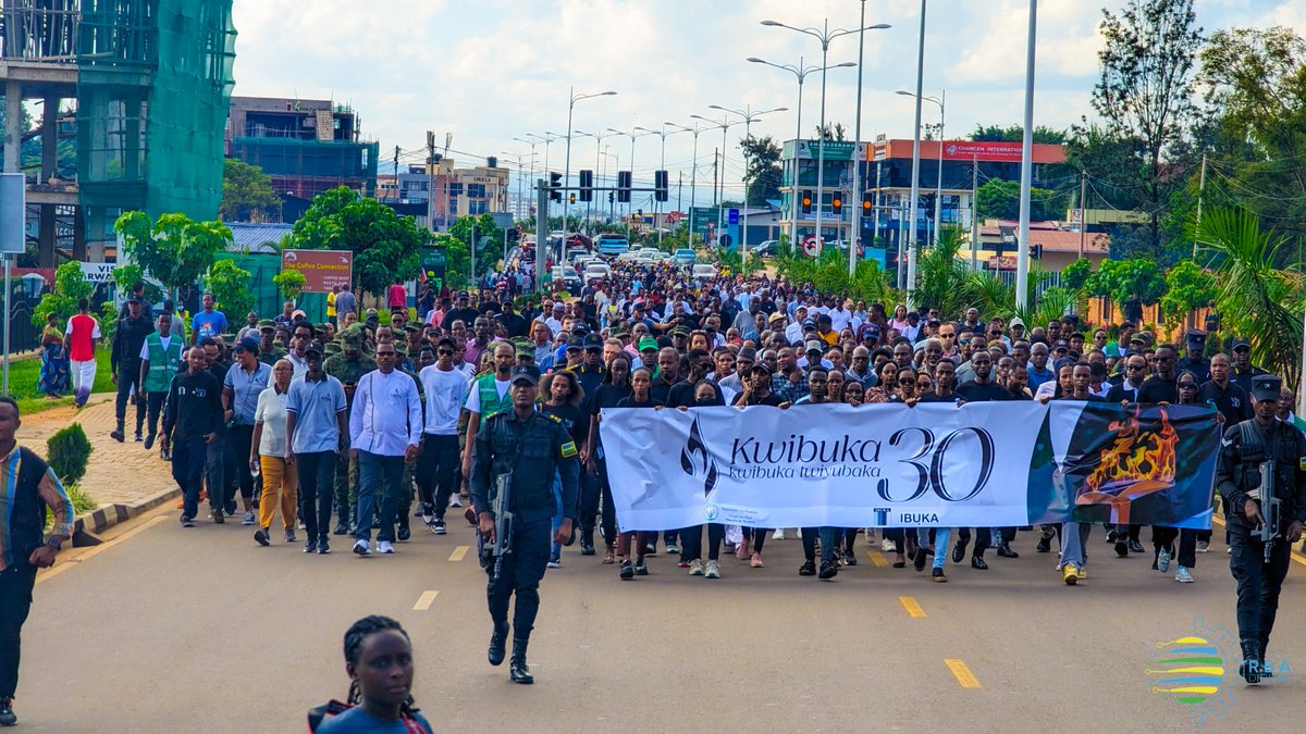 📸AMAFOTO📸 Kuri uyu wa Kane, Abanyarwanda b'ingeri zose bari mu rugendo rwo Kwibuka ku nshuro ya 30 Jenoside yakorewe Abatutsi ruva kuri IPRC Kicukiro [ahahoze ari ETO Kicukiro] rugana ku Rwibutso rwa Jenoside rwa Nyanza ya Kicukiro. Tariki nk'iyi mu 1994 ni bwo Ingabo za Loni…