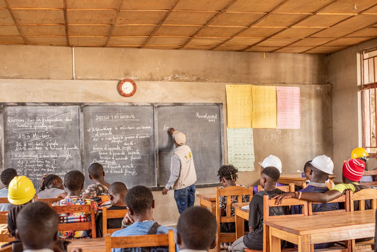 le métier professionnel est un pilier essentiel de l'insertion sociale, offrant aux individus les moyens de construire une vie épanouissante et productive dans la société. Nous accueillons une nouvelle  promotion de future patrons dans la menuiseries. Merci
<a href="/sosenfants/">SOS Enfants</a>