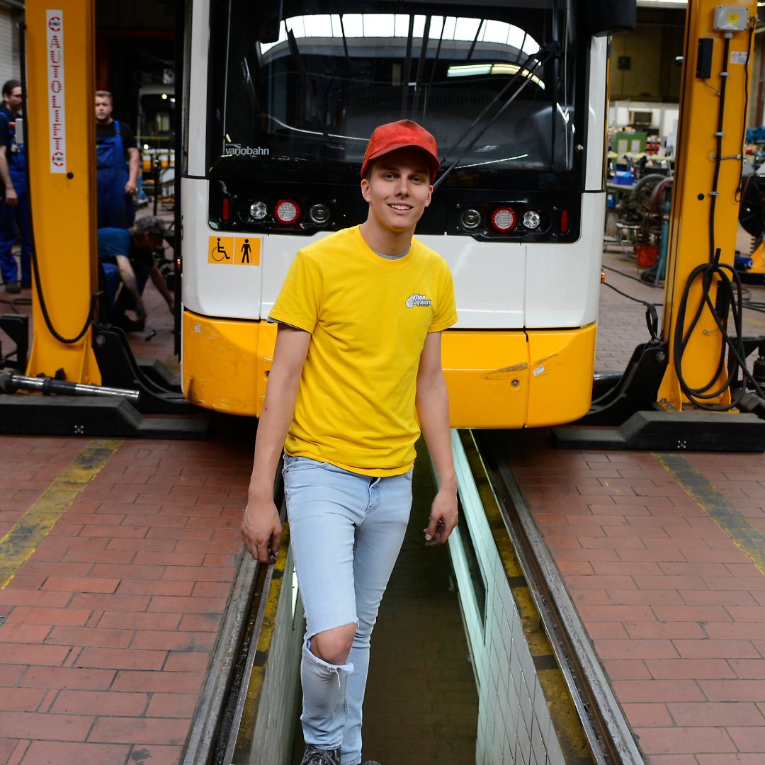Aktion_Tagwerk's tweet photo. Bist du auf der Suche nach einem Tagwerk-Job? Dann unterstütze doch den öffentlichen Nahverkehr und hilf dabei, Straßenbahnen zu reparieren. 🚌🚆
Finde jetzt deinen Tagwerk-Job und unterstütze Kinder, Jugendliche und Familien in Ruanda und Uganda. Dein Einsatz zeigt Wirkung! https://t.co/pfXfcqFgzQ