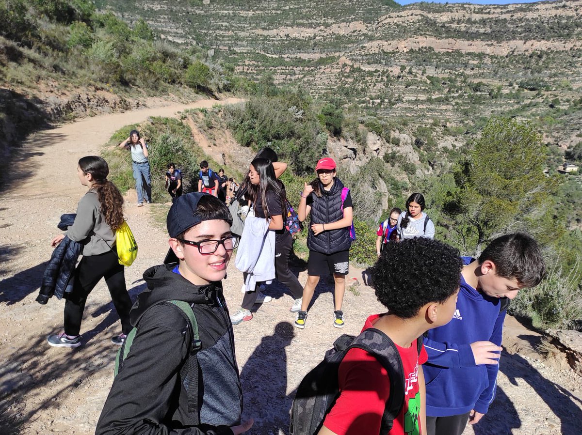 L’alumnat de 1r d’ESO ha fet senderisme per les rutes entre Monistrol i Montserrat. Han aprofitat la jornada a l’aire lliure per gaudir de l’entorn natural i del clima #inssantandreu #santandreudelabarca #educaciófísica #montserrat #senderisme #1eso