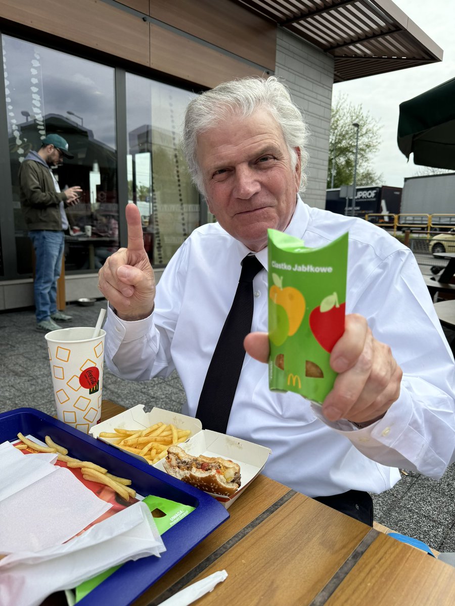 Today in Poland, I had lunch at @McDonalds! The #McRoyal is their version of the Quarter Pounder with cheese, and it’s great! Good news—they have FRIED apple pies!