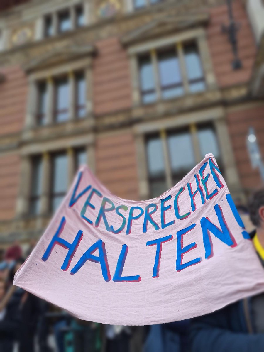 wow💙Über 3.000 laute Menschen, die heute vor das #AGH gekommen sind und alle das Gleiche wollen: die #HauptstadtzulageFürAlle!
@hvd_bb @mywayberlin @kiekin_org @ASBinBerlin @Pfefferwerk @Mittelhof_eV @Lebenshilfe_B