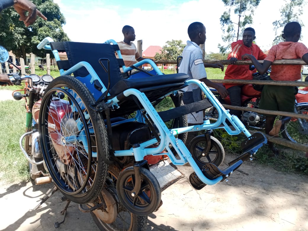 Omubaka wa Buyamba county Hon. Gyaviira Ssemwanga ne Father's Heart Mobility Ministry ekya Pr. Francis Mugwanya badduukiridde abaliko obulemu n’obuyambi bw’obugaali n’emiggo bibayambeko mu kutambula. #CBSFmUpdates