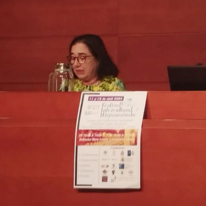 Magnífica conferencia impartida por la académica y directora del Archivo General de Indias, Dra. Esther Cruces: 'Enseres a la 'morisca' en la documentación notarial de #Málaga (Primera mitad del s XVI)' dentro del Festival Intercultural Hispanoárabe. cihispanoarabe.org/evento/festiva…