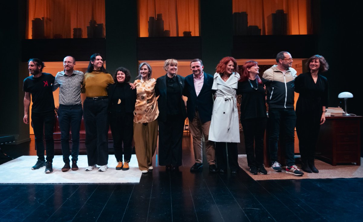 La emoción del estreno, con las inconmensurables Lina, Alicia y Lluïsa, y el magnífico equipo del @teatreakademia. ¡Gracias a todos los amigos que vinisteis ayer, y a los que vengáis las próximas semanas! (La foto es de Sergi Panizo). teatreakademia.cat/espectacle/la-…