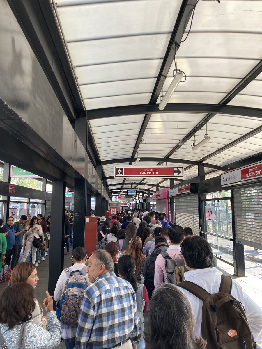 20 minutos esperando un metrobús con filas así, son menos que mierda @martibatres, @andreslajous, @RosarioCastroE