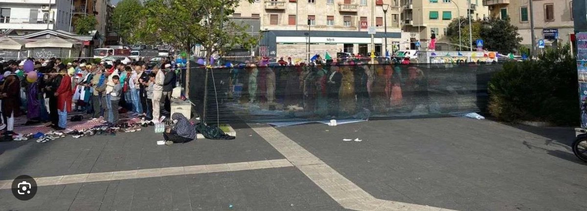 roberta_fasani's tweet image. Questa  “cultura “ non la sopporto
Mentre gli uomini pregano, le donne vengono rinchiuse in un recinto e discriminate perché non solo non possono pregare, ma non possono neppure guardare chi lo fa , in quanto  "esseri inferiori" 
#Ramadan 
#recinto
