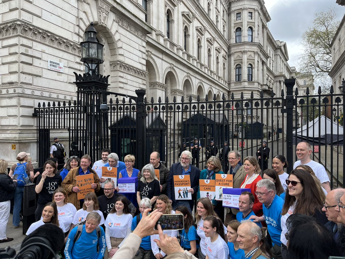 The @moversand6 have handed in their Parky Charter to Downing Street – we hope the government will give #Parkinsons the attention it deserves and take action to improve the lives of people living with the condition, including increasing funding towards Parkinson’s research.