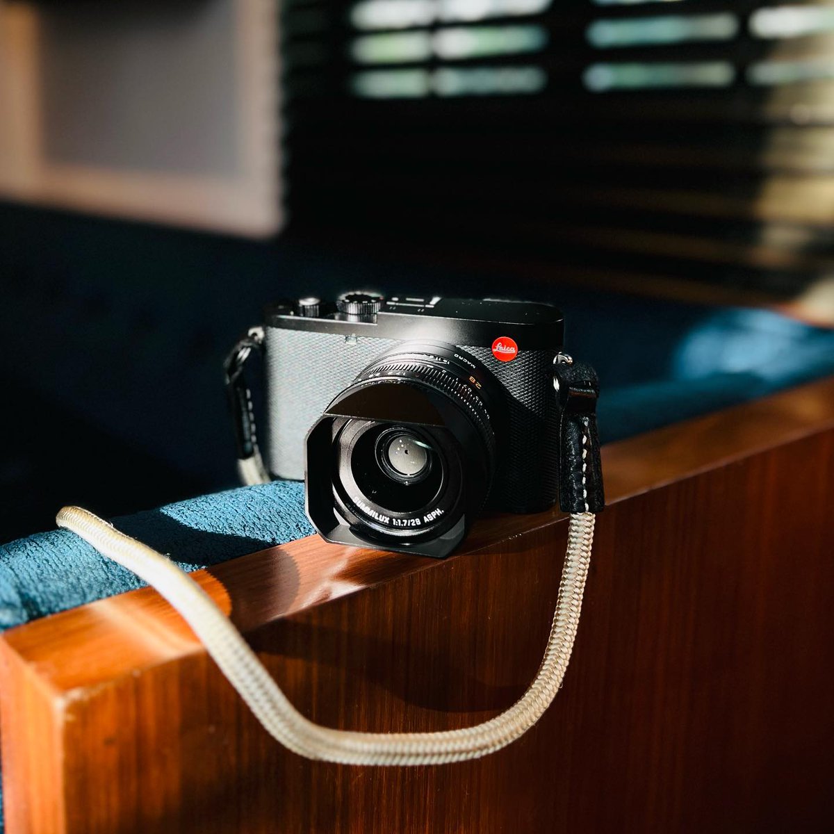 A fixed lens of dreams, the Summilux 28 f/1.7 ASPH. 💭 The #LeicaQ3 offers 35, 50, 75 and 90mm digital zoom options and an integrated macro mode, allowing you to capture the finest details from a minimum distance of just 17cm. 🔗 splr.io/6014cAeIg 📷 Jonathan Hodder