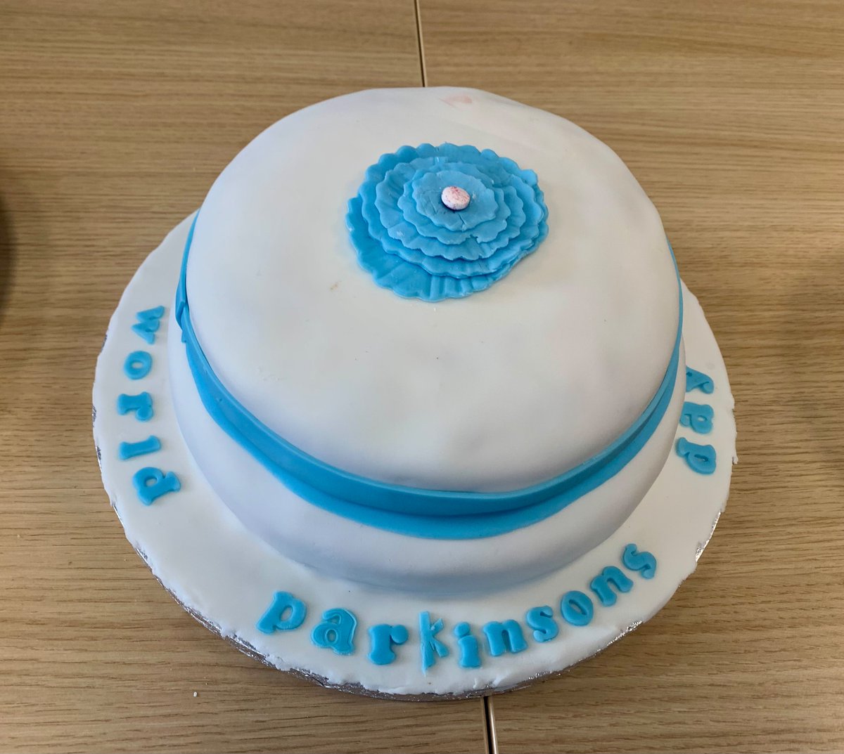 What a cake we had to celebrate World Parkinson’s Day! Thank you @KatrionaKenned1 Delicious!! and enjoyed by volunteers and colleagues alike 😊