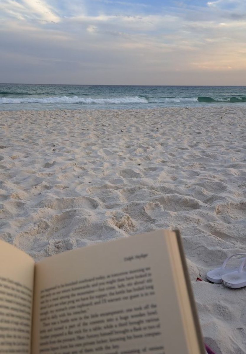 Remarkablereads's tweet photo. Day 4 of #remarkablereadingspots

AT THE BEACH

Summer is approaching fast! Get your tan on while feeling the sand on your feet and listening to the crash of the waves!

#beachreads #abookandatan #oceansounds #summertimereads https://t.co/nLl91IK0j0