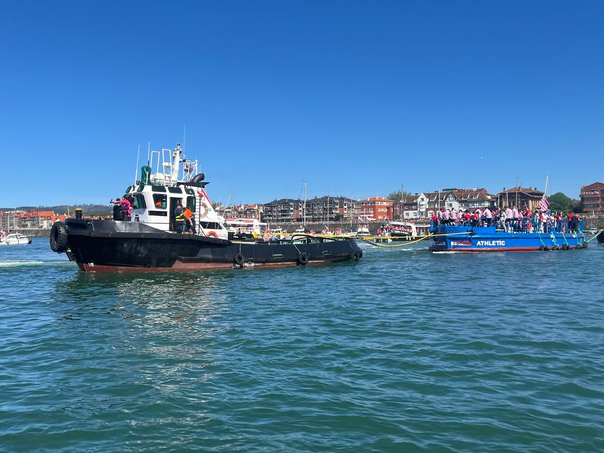 ⛴ El remolcador llegado de @PasaiaPort tirando de La Gabarra 😍

😉 Eskerrik asko! 

#MadeInEuskalHerria #UniqueInTheWorld 🏆