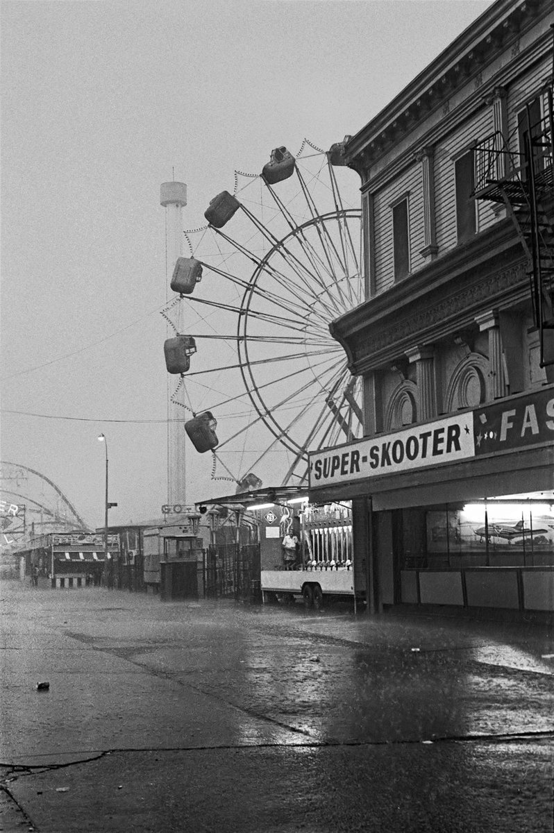 Love to see Hazel Hankin's Coney Island photos floating down the timeline like scenes from a dream. A trip back to '77, when Hankin first started making photographs and turned the camera on her hometown, via @HUCKmagazine: huckmag.com/article/evocat… 📸Hazel Hankin. BKNY, 1977.