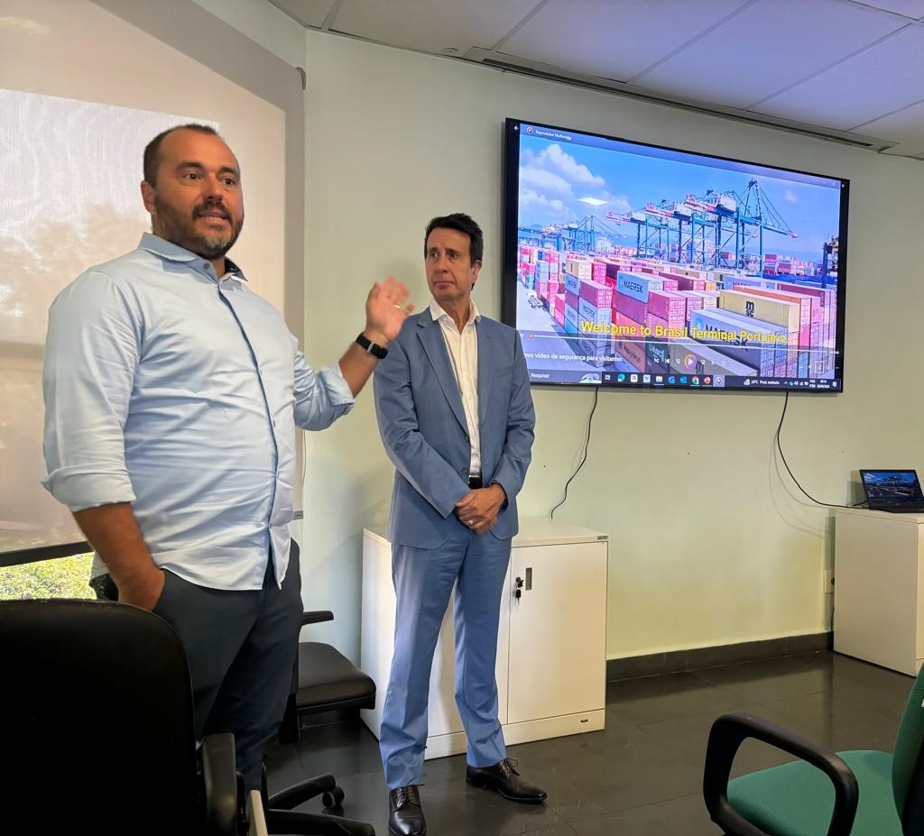 SwissAmbBrazil's tweet photo. A convite da @SWISSCAM e do #MSCGROUP, o Cônsul Geral da🇨🇭em São Paulo e representantes do setor privado🇨🇭 visitaram, no @PortodeSantosBR, as impressionantes instalações da @MSCcargo e da MSC Cruzeiro. O #MSCGroup, líder mundial no mercado de cargo, está no 🇧🇷 desde 1997🚢 https://t.co/Wjt22BYGFh