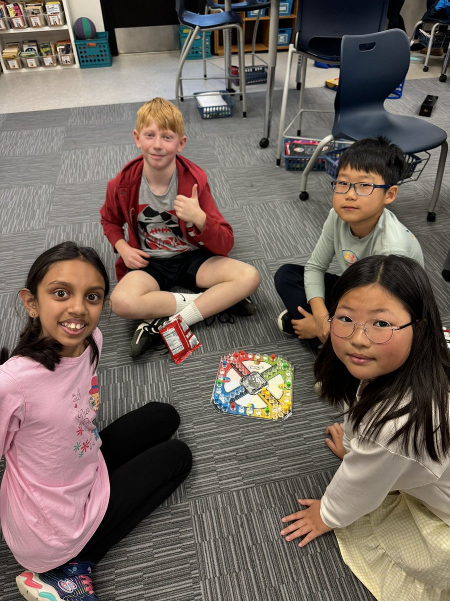 MrsCalvird's tweet image. A rainy day calls for fun indoor recess! #technologyfree kids are LOVING it!! #SchroederDragons