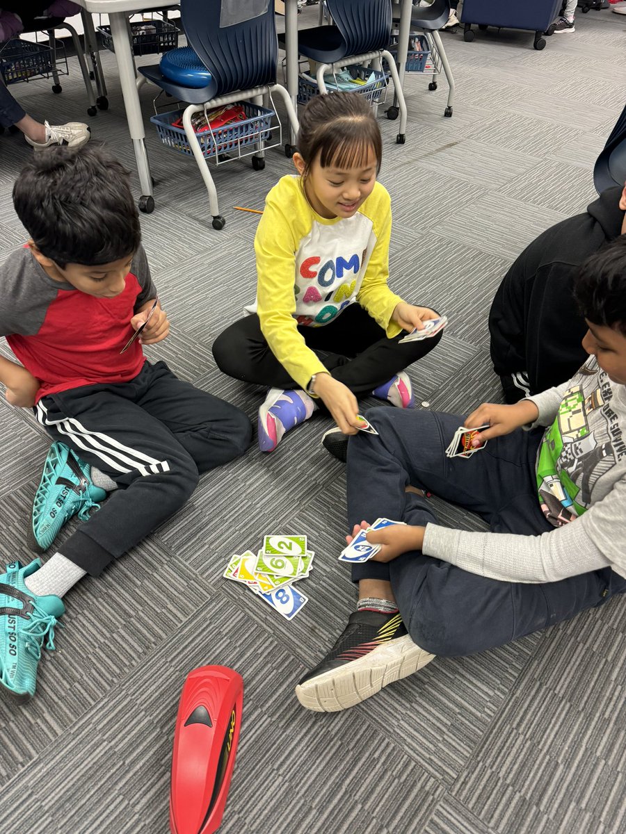 MrsCalvird's tweet image. A rainy day calls for fun indoor recess! #technologyfree kids are LOVING it!! #SchroederDragons