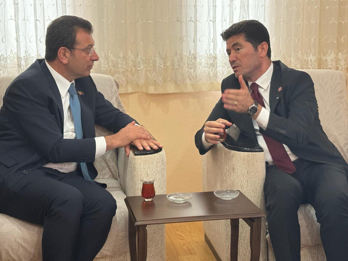 kayabaskann's tweet photo. İstanbul Büyükşehir Başkanımız Ekrem İmamoğlu ve kıymetli eşi Dr. Dilek Kaya İmamoğlu ile birlikte havaalanındaki coşkulu karşılamanın ardından Dilek Hanım’ın Çarşıbaşı ilçemizde bulunan Kovanlı Köyü’ne gittik. 9 Nisan 2021’de yaşamını yitiren annesi Hava Kaya’nın mezarını ziyaret edip, dua okuduk. Dilek Hanım’ın köydeki baba evinde İmamoğlu ve Kaya ailesinin yakınlarıyla birlikte sohbet ettik. 

📍Yarın Ortahisar Belediyemizde büyük bir buluşma gerçekleştireceğiz. 13.30’da tüm halkımızı Ortahisar Belediyemize bekliyoruz.