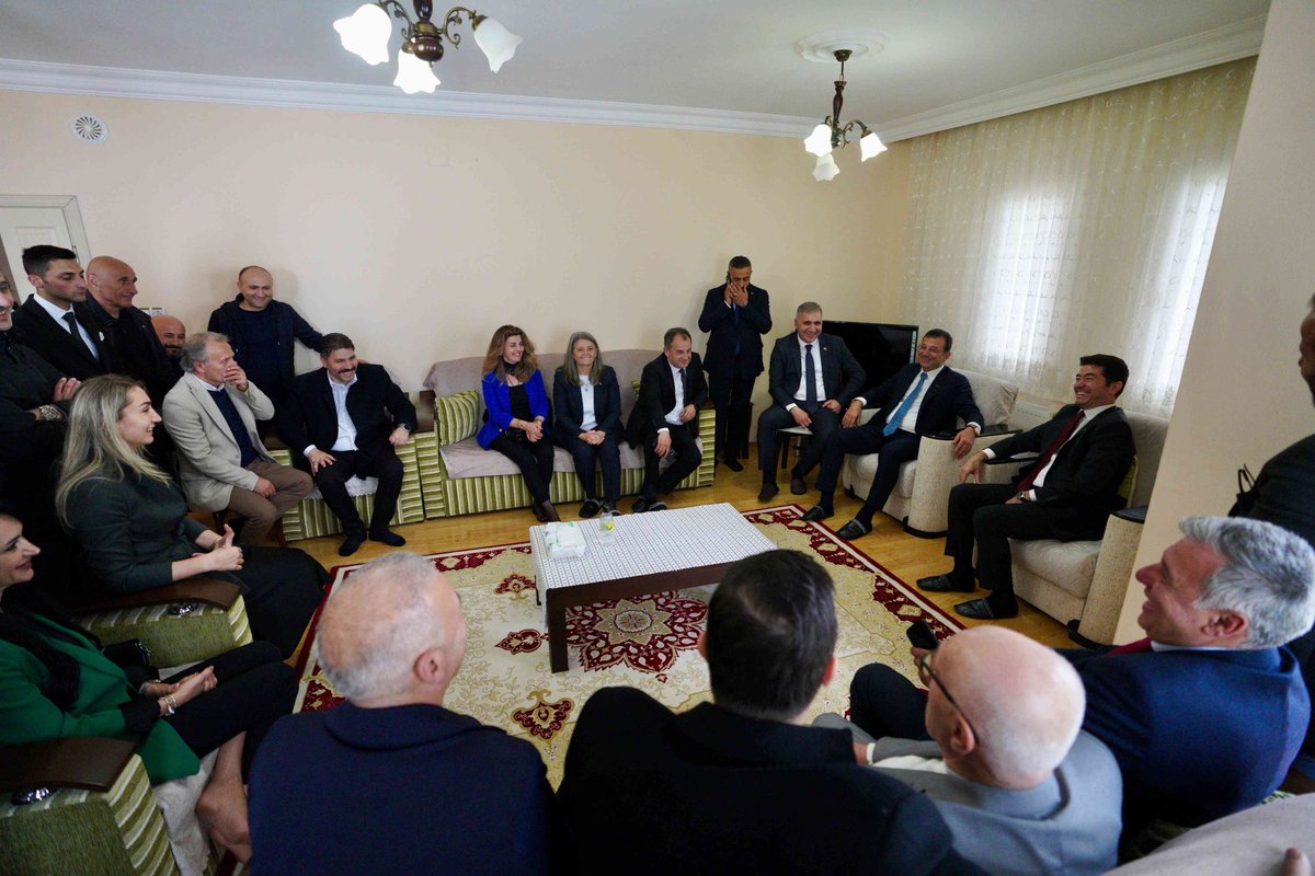 kayabaskann's tweet photo. İstanbul Büyükşehir Başkanımız Ekrem İmamoğlu ve kıymetli eşi Dr. Dilek Kaya İmamoğlu ile birlikte havaalanındaki coşkulu karşılamanın ardından Dilek Hanım’ın Çarşıbaşı ilçemizde bulunan Kovanlı Köyü’ne gittik. 9 Nisan 2021’de yaşamını yitiren annesi Hava Kaya’nın mezarını ziyaret edip, dua okuduk. Dilek Hanım’ın köydeki baba evinde İmamoğlu ve Kaya ailesinin yakınlarıyla birlikte sohbet ettik. 

📍Yarın Ortahisar Belediyemizde büyük bir buluşma gerçekleştireceğiz. 13.30’da tüm halkımızı Ortahisar Belediyemize bekliyoruz.