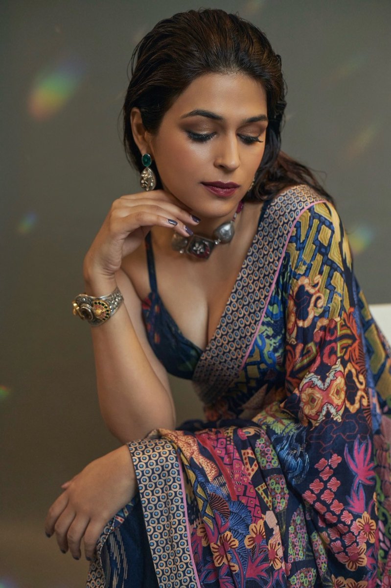 Photography by @keyur_shailesh Saree by @saundhindia Jewels by @sangeetaboochra Styled by @baharberii Makeup by @raashikashetty