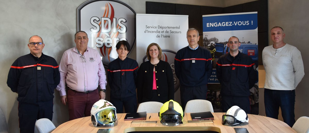✍️ Le col D. Favard, DDA @sdis38, et Sandra Rossini, directrice territoriale Alpes @GRDF, ont signé ce jeudi une nouvelle convention engageant leurs deux entités afin de favoriser l’engagement de quatre sapeurs-pompiers volontaires de @sdis38.